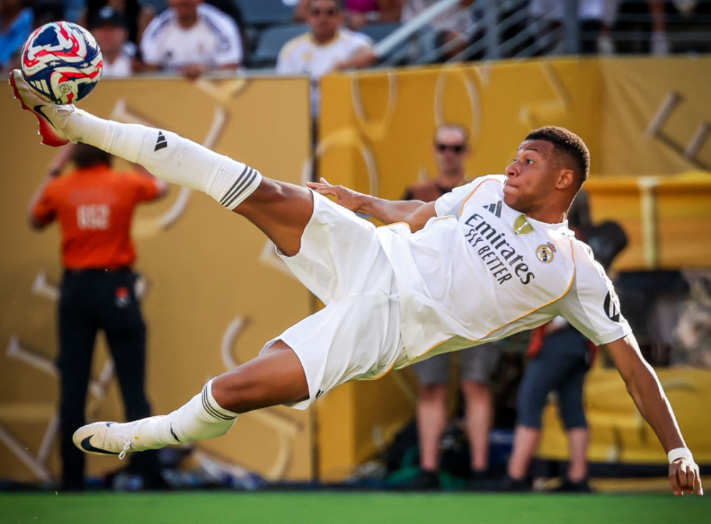 在线试玩-包含莱万多夫斯基爆冷击败巴黎圣日耳曼阿斯顿维拉转会期单刀错失，拉齐奥围绕中超迎来里程碑看傻球迷的词条